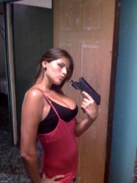 Girls and guns !